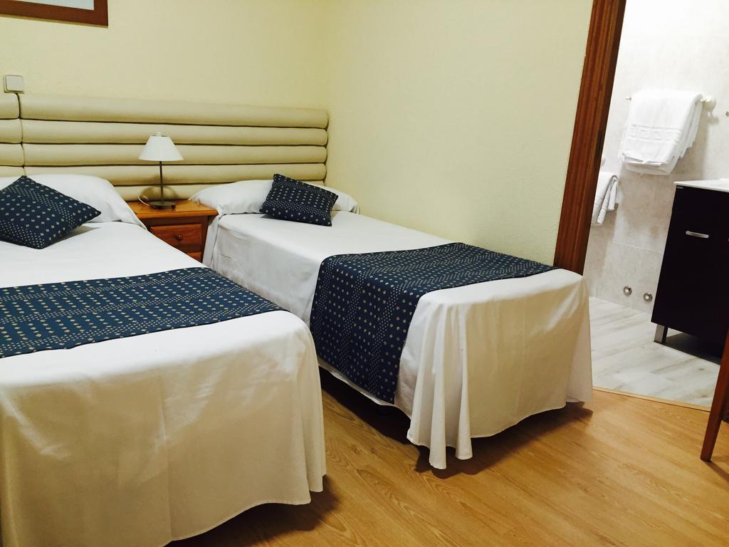 Hotel Cuatro Canos Alcala de Henares Ngoại thất bức ảnh