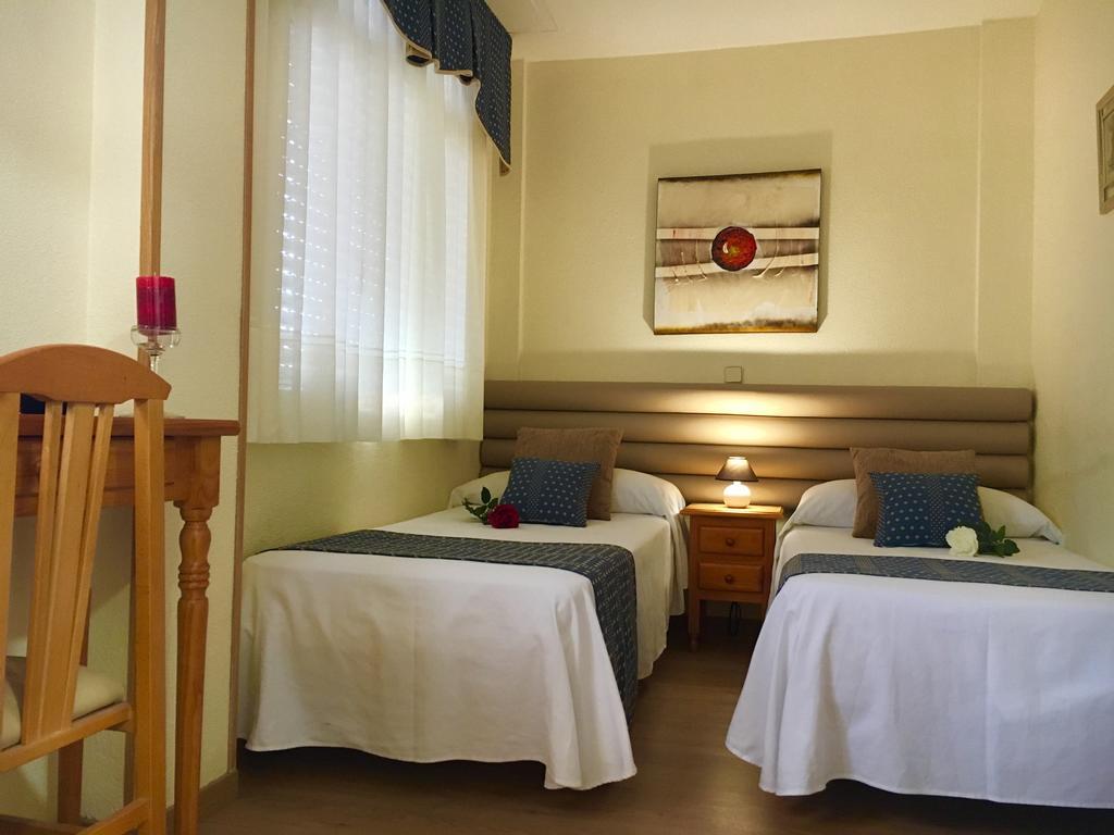 Hotel Cuatro Canos Alcala de Henares Ngoại thất bức ảnh